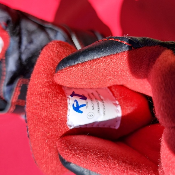 Boys Winter Snow Boots Black and Red Shark Design Size 6 - Picture 5 of 9